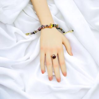 VÒNG TAY CHARM HOA ĐÁ TOURMALINE VỤN THIÊN NHIÊN - THẮNG GIANG