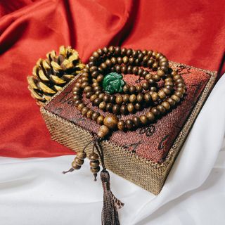 VÒNG TAY TRẦM HƯƠNG TỐC DẸT PHỐI HỒ LY CẨM THẠCH THIÊN NHIÊN - THẮNG GIANG