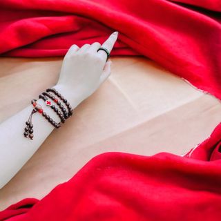 VÒNG TAY TRẦM HƯƠNG TỐC THIÊN NHIÊN PHỐI CHARM CỎ BỐN LÁ BẠC - THẮNG GIANG