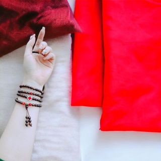VÒNG TAY TRẦM HƯƠNG TỐC THIÊN NHIÊN PHỐI CHARM CỎ BỐN LÁ BẠC - THẮNG GIANG
