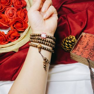 VÒNG TAY TRẦM HƯƠNG TỐC DẸT PHỐI CỎ BỐN LÁ CẨM THẠCH TRẮNG THIÊN NHIÊN - THẮNG GIANG