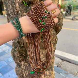 VÒNG TAY TRẦM HƯƠNG TỐC PHỐI CỎ BỐN LÁ CẨM THẠCH XANH THIÊN NHIÊN - THẮNG GIANG