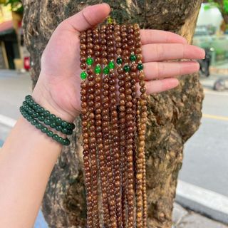 VÒNG TAY TRẦM HƯƠNG TỐC PHỐI CỎ BỐN LÁ CẨM THẠCH XANH THIÊN NHIÊN - THẮNG GIANG