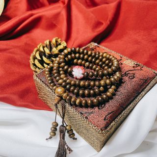 VÒNG TAY TRẦM HƯƠNG TỐC DẸT PHỐI CỎ BỐN LÁ CẨM THẠCH TRẮNG THIÊN NHIÊN - THẮNG GIANG