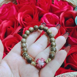 VÒNG TAY TRẦM HƯƠNG TỐC THIÊN NHIÊN PHỐI CỎ BỐN LÁ THẠCH ANH HỒNG - THẮNG GIANG
