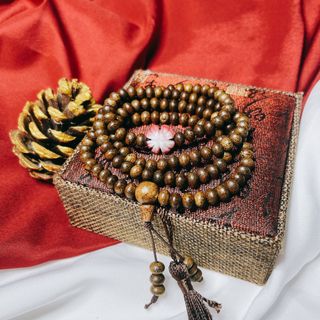 VÒNG TAY TRẦM HƯƠNG TỐC DẸT PHỐI CỎ BỐN LÁ CẨM THẠCH TRẮNG THIÊN NHIÊN - THẮNG GIANG