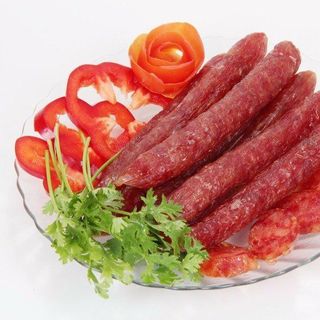 LẠP XƯỞNG TÔM - Được làm từ tôm tươi, 10% mỡ heo với tỉ lệ nạc nhiều ,ít mỡ, giúp Lạp Xưởng giữ được vị ngọt, kết hợp với một ít mỡ để cho miếng lạp xưởng không quá dai, phù hợp mọi người