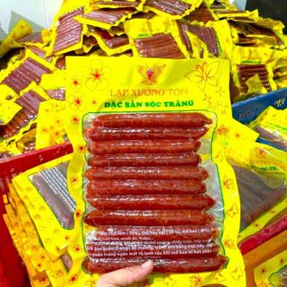 LẠP XƯỞNG TÔM - Được làm từ tôm tươi, 10% mỡ heo với tỉ lệ nạc nhiều ,ít mỡ, giúp Lạp Xưởng giữ được vị ngọt, kết hợp với một ít mỡ để cho miếng lạp xưởng không quá dai, phù hợp mọi người