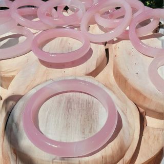VÒNG TAY CHALCEDONY HỒNG THIÊN NHIÊN BẢN HẸ - THẮNG GIANG