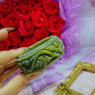 VÒNG TAY ĐÁ SERPENTINE XANH KHẮC HOA THIÊN NHIÊN - THẮNG GIANG