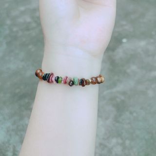 VÒNG TAY TRẦM HƯƠNG TỐC PHỐI ĐÁ TOURMALINE VỤN THIÊN NHIÊN - THẮNG GIANG