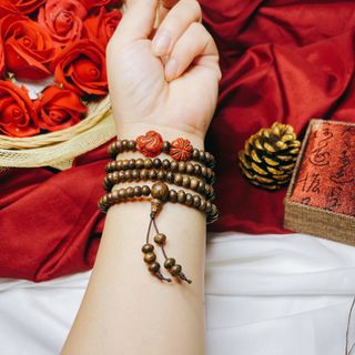 VÒNG TAY TRẦM HƯƠNG TỐC DẸT PHỐI CỎ BỐN LÁ HỒ LY THIÊN NHIÊN - THẮNG GIANG