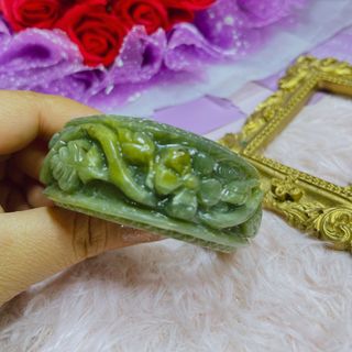 VÒNG TAY ĐÁ SERPENTINE XANH KHẮC HOA THIÊN NHIÊN - THẮNG GIANG