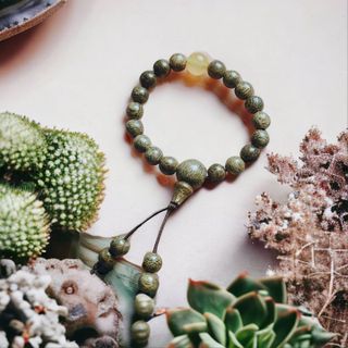 VÒNG TAY TRẦM HƯƠNG TỐC THIÊN NHIÊN GẮN ĐÁ PHONG THỦY MỆNH KIM VÀ THỔ CHO BÉ - THẮNG GIANG