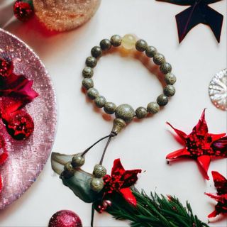 VÒNG TAY TRẦM HƯƠNG TỐC THIÊN NHIÊN GẮN ĐÁ PHONG THỦY MỆNH KIM VÀ THỔ CHO BÉ - THẮNG GIANG