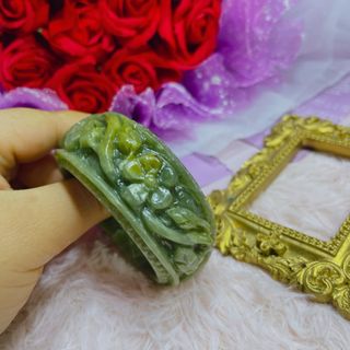 VÒNG TAY ĐÁ SERPENTINE XANH KHẮC HOA THIÊN NHIÊN - THẮNG GIANG