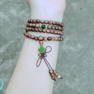 VÒNG TAY TRẦM HƯƠNG TỐC PHỐI CỎ BỐN LÁ CHARM TĨNH ĐIỆN - THẮNG GIANG