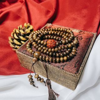 VÒNG TAY TRẦM HƯƠNG TỐC DẸT THIÊN NHIÊN PHỐI CỎ BỐN LÁ CẨM THẠCH - THẮNG GIANG