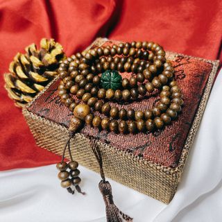VÒNG TAY TRẦM HƯƠNG TỐC DẸT THIÊN NHIÊN PHỐI CỎ BỐN LÁ CẨM THẠCH - THẮNG GIANG