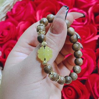 VÒNG TAY TRẦM HƯƠNG TỐC THIÊN NHIÊN PHỐI CỎ BỐN LÁ NGỌC CẨM THẠCH VÀNG - THẮNG GIANG