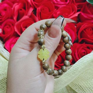 VÒNG TAY TRẦM HƯƠNG TỐC THIÊN NHIÊN PHỐI CỎ BỐN LÁ NGỌC CẨM THẠCH VÀNG - THẮNG GIANG