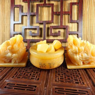 BỘ TÌ HƯU TRẦU BÁT BẢO ĐÁ NGỌC HOÀNG LONG THIÊN NHIÊN NGUYÊN KHỐI TẶNG KÈM ĐẾ GỖ - THẮNG GIANG