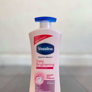 Sữa Dưỡng Thể Vaseline Healthy Bright Daily Brightening Body Lotion cấp độ ẩm và nuôi dưỡng làn da trắng hồng, khỏe mịn màng lên từng ngày