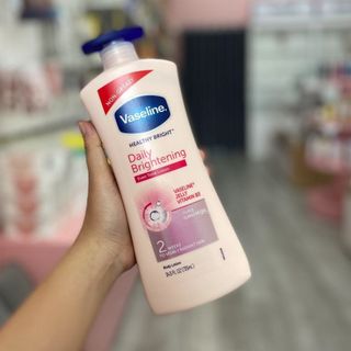 Sữa Dưỡng Thể Vaseline Healthy Bright Daily Brightening Body Lotion cấp độ ẩm và nuôi dưỡng làn da trắng hồng, khỏe mịn màng lên từng ngày giá sỉ