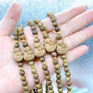 VÒNG TAY TRẦM HƯƠNG TỐC THIÊN NHIÊN PHỐI HỒ LY - CHARM SEN XI VÀNG - THẮNG GIANG