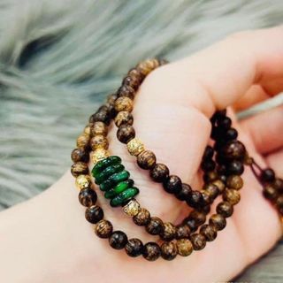 VÒNG TAY TRẦM HƯƠNG DÓ DÂY INDO PHỐI NGŨ ĐIẾU NGỌC CẨM THẠCH SƠN THỦY THIÊN NHIÊN, BI VÀNG TÂY 10 KARA - THẮNG GIANG