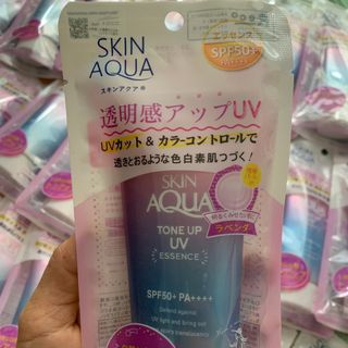 Tinh chất chống nắng Sun play S kin A qua-Tone Up UV 50g giúp da luôn mềm mại, mịn màng và dưỡng da sáng mịn, trắng hồng tự nhiên.