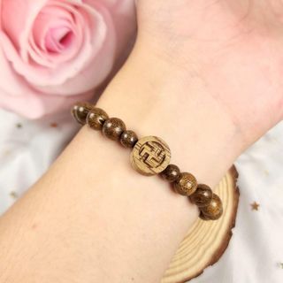 VÒNG TAY TRẦM HƯƠNG TỐC THIÊN NHIÊN GẮN CHARM CHỮ VẠN - THẮNG GIANG