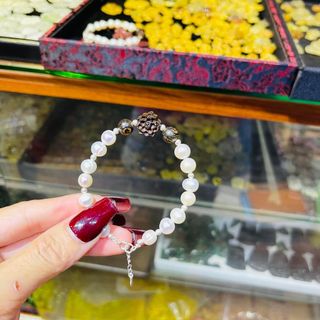 VÒNG TAY NGỌC TRAI NUÔI NƯỚC NGỌT THIÊN NHIÊN PHỐI SEN TRẦM HƯƠNG SÁNH BI LÕI BẠC TA - THẮNG GIANG