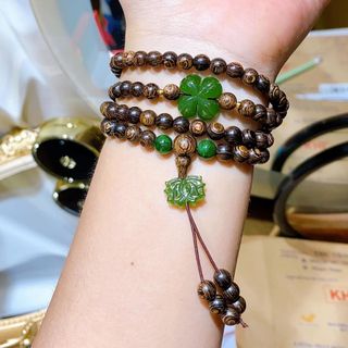 VÒNG TAY TRẦM HƯƠNG SÁNH PHỐI CỎ BỐN LÁ SEN NGỌC BÍCH THIÊN NHIÊN - THẮNG GIANG