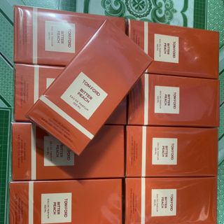 Nước hoa Tom For d Bitter Peach EDP mang đến cho người thưởng thức hương vị đào ngọt ngào, chín mọng ấm áp và hương gỗ, đầy gia vị và đất.