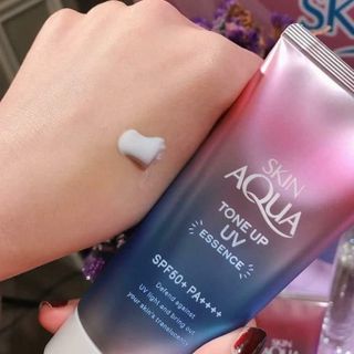 kem chống nắng Sunplay Skin Aqua-Tone Up UV 50g  giúp da luôn mềm mại, mịn màng và dưỡng da sáng mịn, trắng hồng tự nhiên. giá sỉ