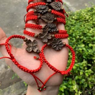 Vòng Tay Trầm Hương Chỉ Đỏ Mix Charm