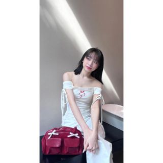 Áo trễ vai thêu nơ