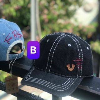 Nón lưỡi trai có đường chỉ màu đỏ ở một bên CQ
