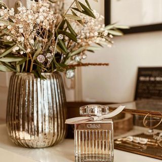Nước hoa nữ Ch loé Eau De Parfum của Pháp gồm nước hoa 75ml edp dành cho cô nàng ở tuổi mới lớn, hồn nhiên và yêu đời.
