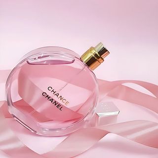 Nước Hoa Cha nel Chan ce Eau Tendre EDP một hương thơm đầy cuốn hút, kết hợp nhài thơm, hoa hồng, trái mộc qua và xạ hương ấm áp, tạo nên một công thức hương thơm độc đáo và cuốn hút cho “siêu phẩm” nước hoa này.