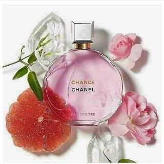 Nước Hoa Cha nel Chan ce Eau Tendre EDP một hương thơm đầy cuốn hút, kết hợp nhài thơm, hoa hồng, trái mộc qua và xạ hương ấm áp, tạo nên một công thức hương thơm độc đáo và cuốn hút cho “siêu phẩm” nước hoa này.