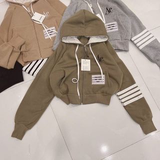 ÁO KHOÁC NỈ NỮ CROPTOP PHỐI TAY 4 SỌC THÊU CHỮ AC CÓ NÓN CHỐNG NẮNG TIỆN LỢI -HTM FASHION