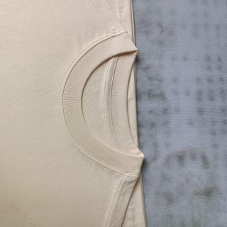 Áo phông unisex 100% cotton, 230gsm, không đường may sườn.