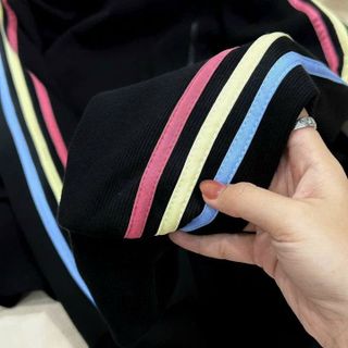ÁO KHOÁC NỈ CROPTOP CÓ TÚI TRONG PHỐI TAY 3 SỌC CẦU VỒNG THIẾT KẾ TAY XỎ NGÓN -HTM FASHION