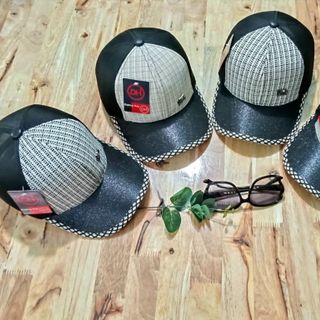 Mũ lưỡi trai đủ mẫu ở vành có họa tiết CQ