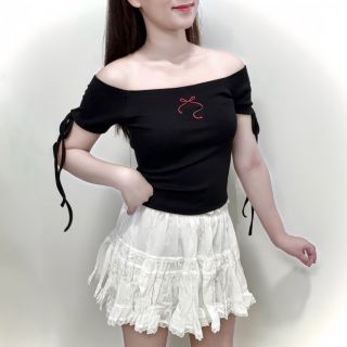 Áo thun bẹt vai tay ngắn thêu nơ xinh xắn