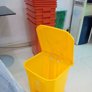Thùng rác đạp chân 30 lít màu vàng