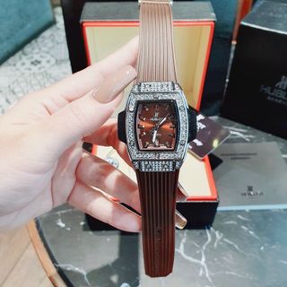 ĐỒNG HỒ NỮ THỜI TRANG HUB MẶT CHỮ NHẬT DÂY CAO SU 2