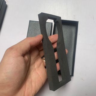 hộp đồng hồ nằm ngang kèm mút cao su non màu đen, in ấn logo thương hiệu theo yêu cầu